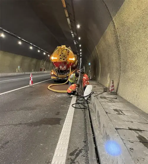 海曙隧道排水渠清淤